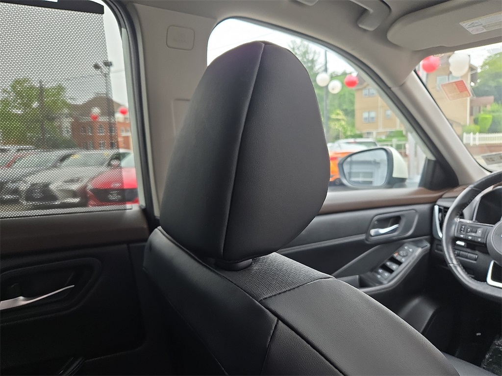 2022 Nissan Rogue SV photo 14