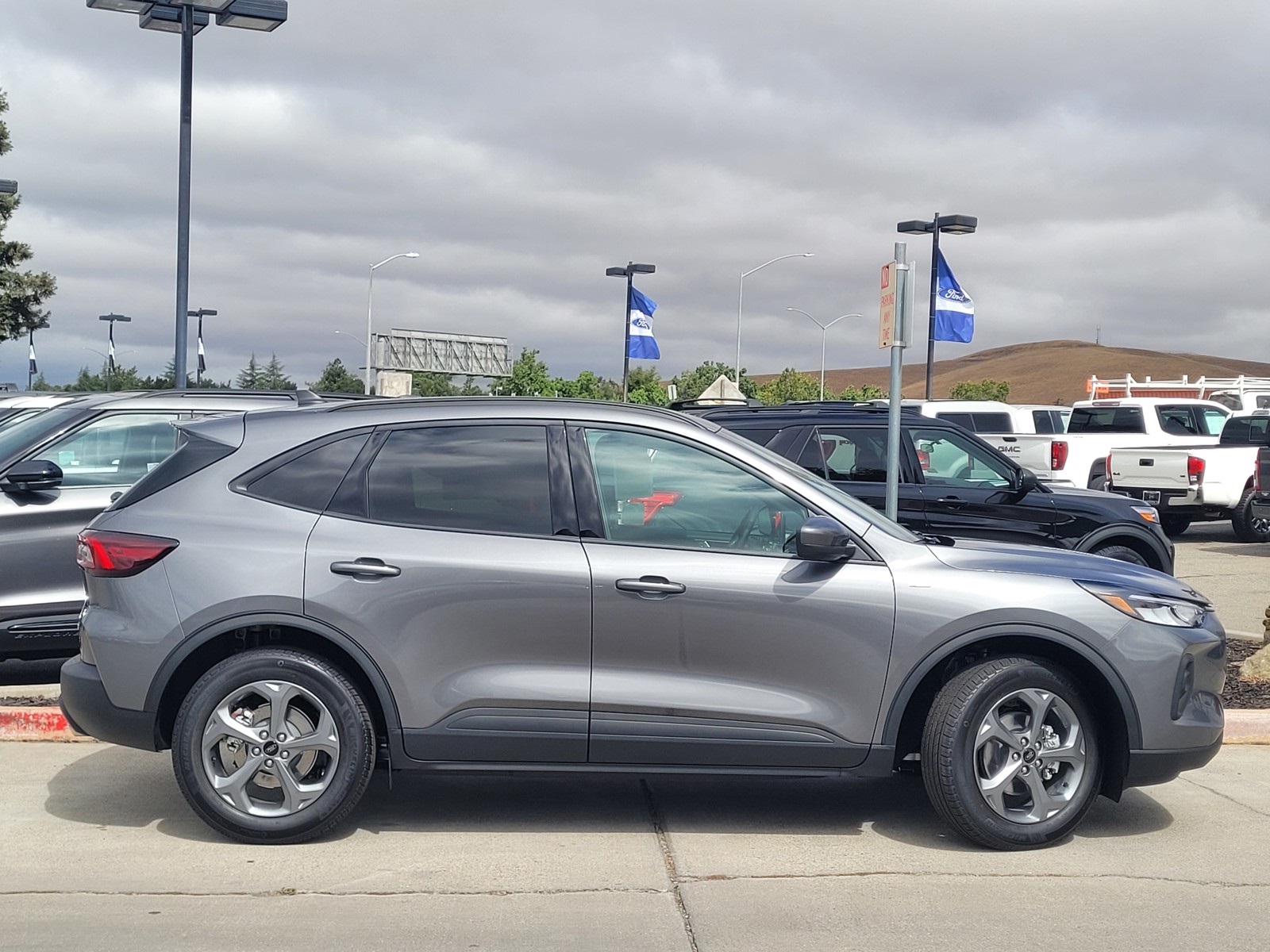 2025 Ford Escape ST-Line Select photo 2