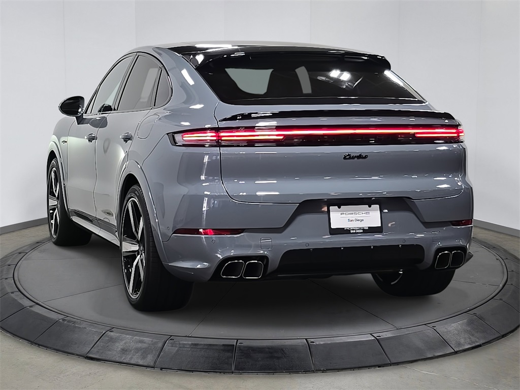 2025 Porsche Cayenne Turbo E-Hybrid photo 3