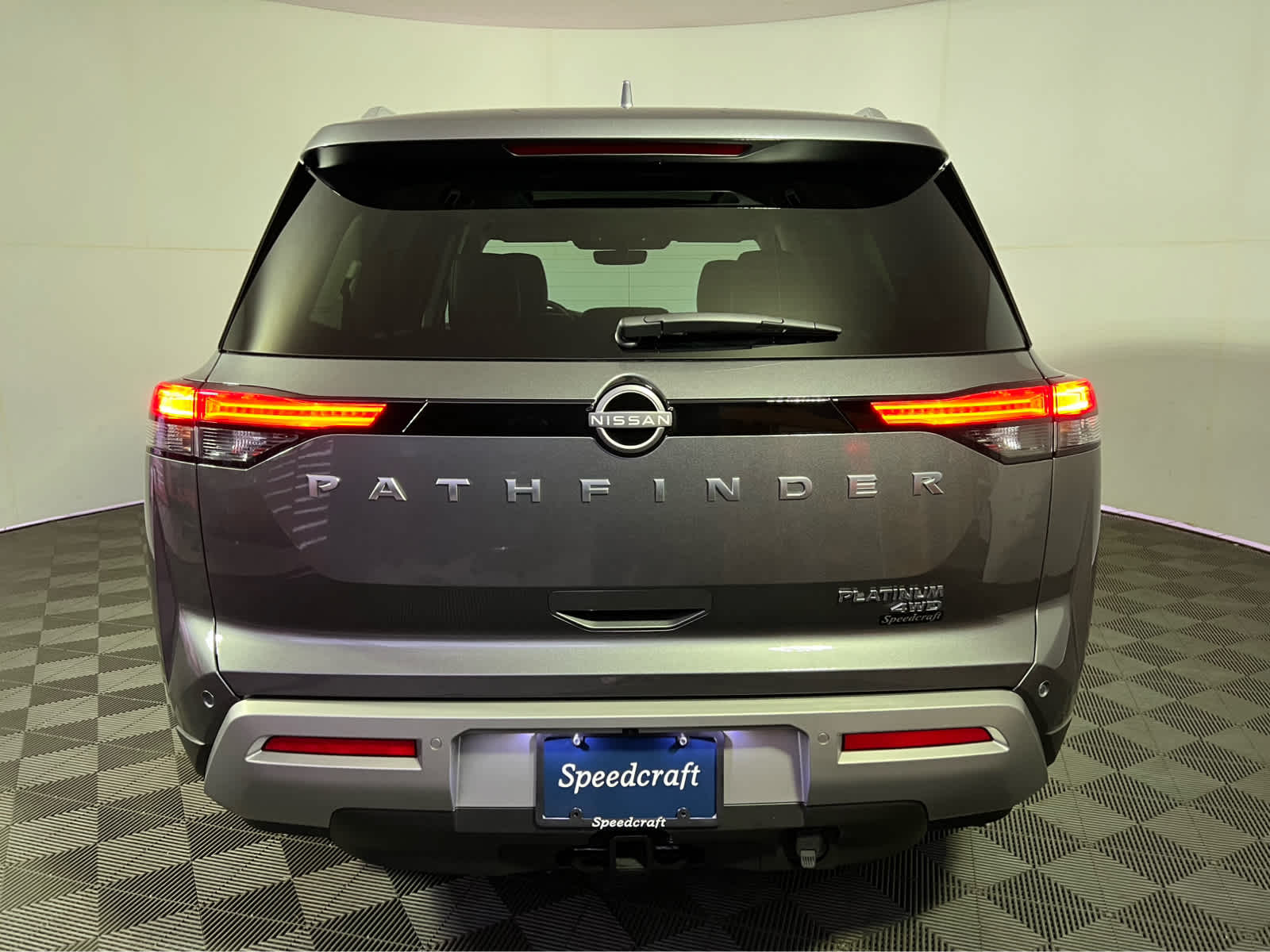 2025 Nissan Pathfinder Platinum photo 3