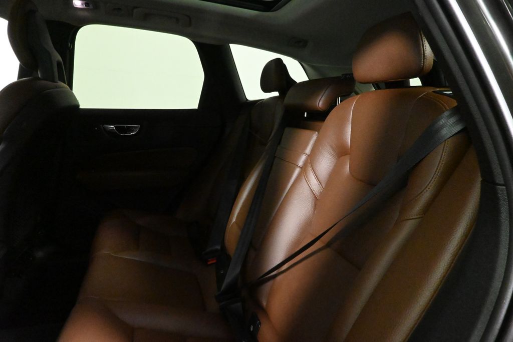 2018 Volvo XC60 T5 Momentum photo 4