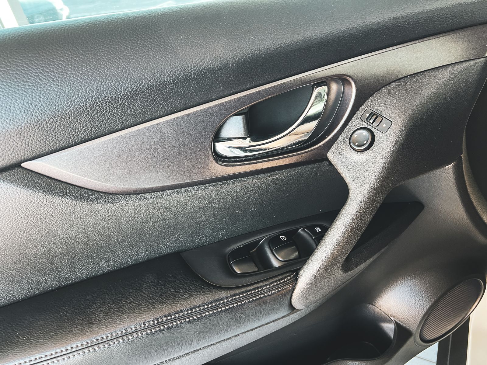 2016 Nissan Rogue SV photo 11