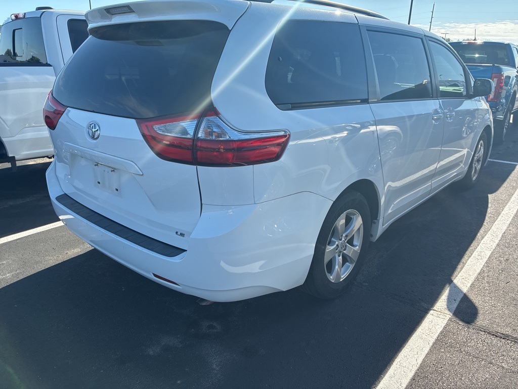 2015 Toyota Sienna L photo 3