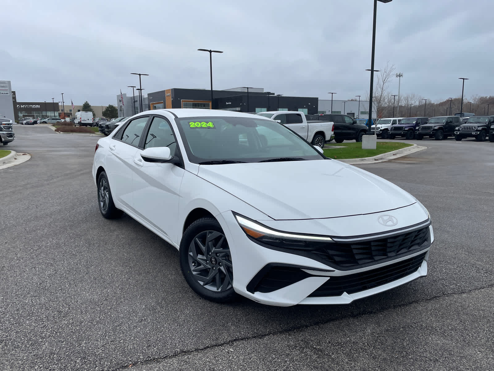 2024 Hyundai Elantra SEL photo 2