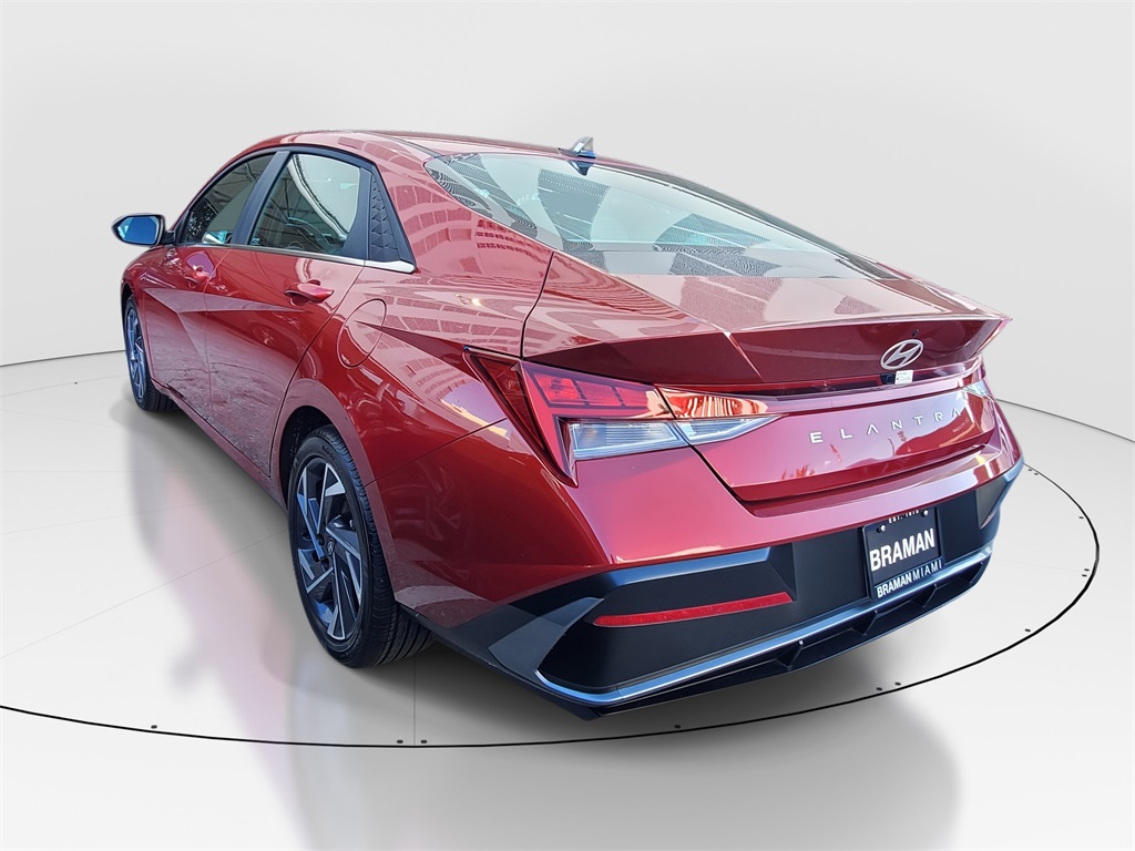 2025 Hyundai Elantra SEL Convenience photo 4