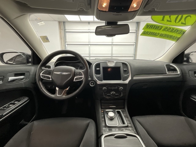 2021 Chrysler 300 Touring photo 4