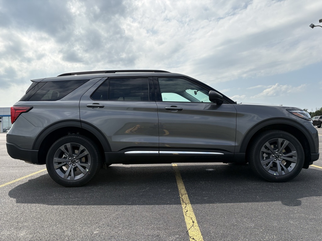 2025 Ford Explorer photo 3