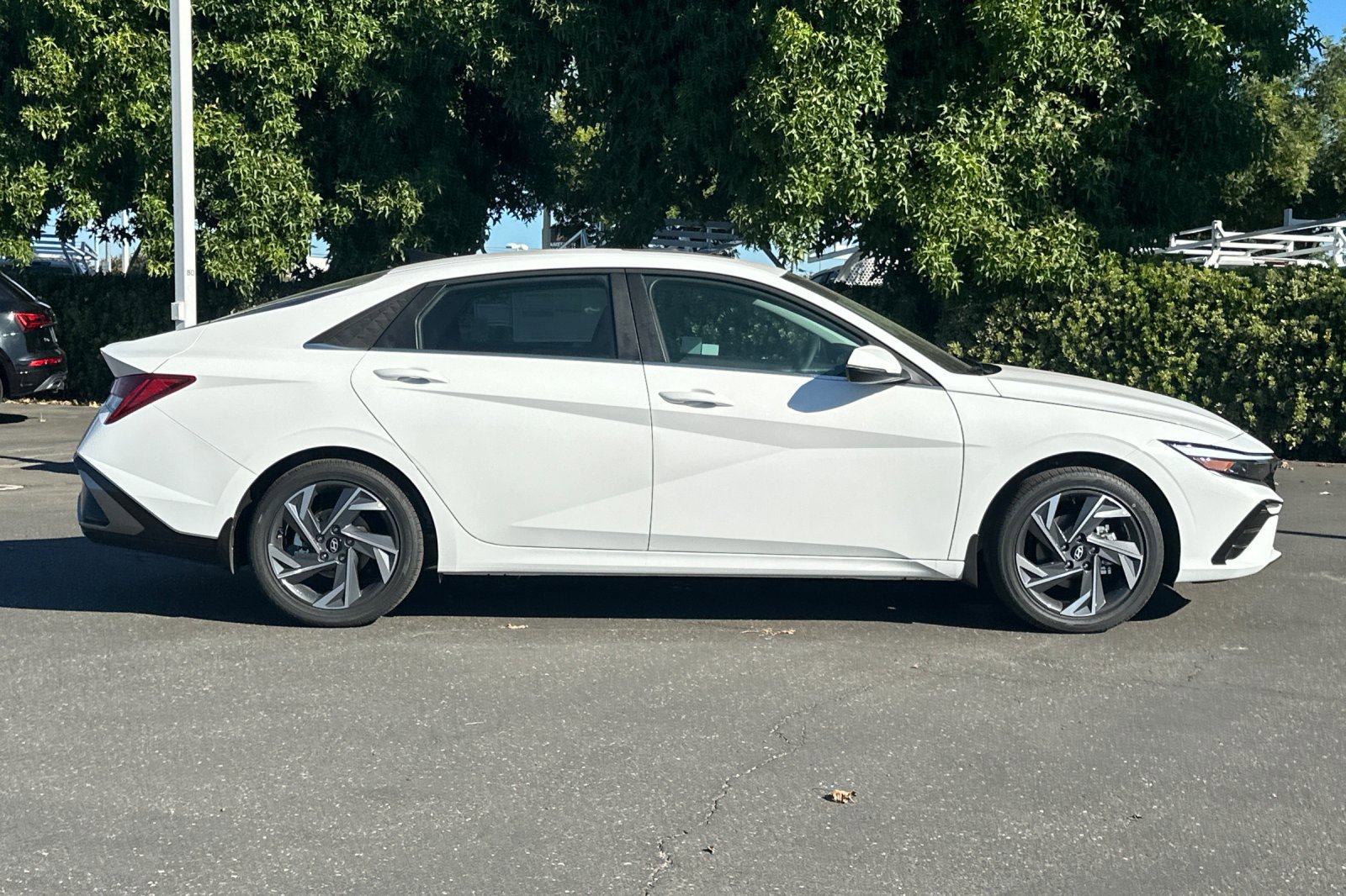 2025 Hyundai Elantra Hybrid Limited photo 2