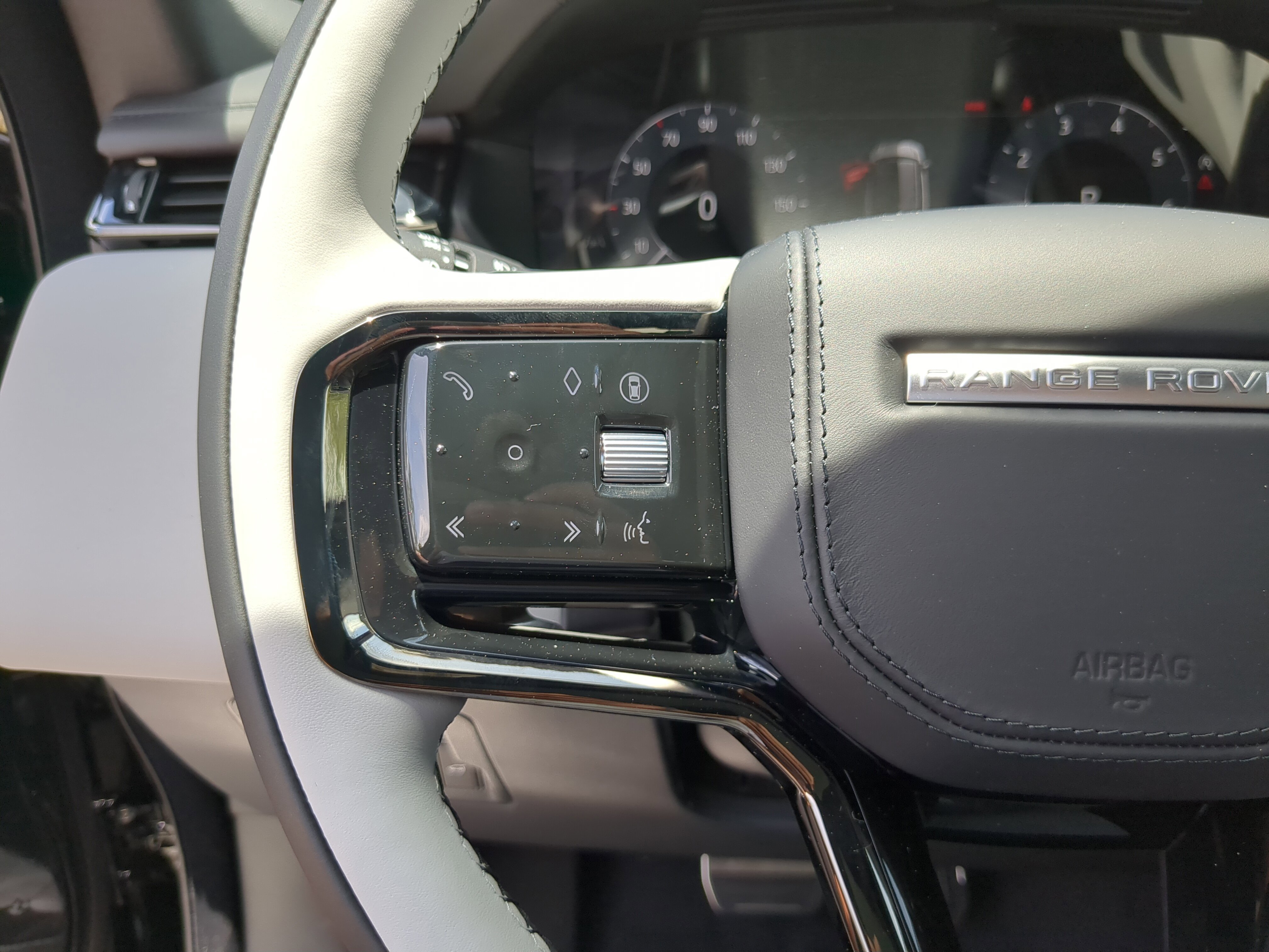 2026 Land Rover Range Rover Velar SE photo 11