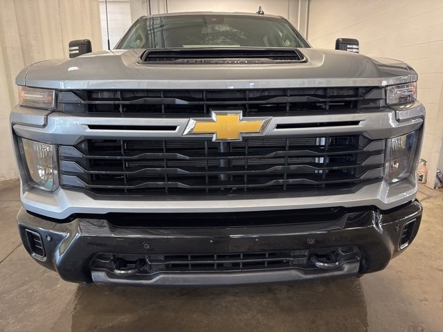 2025 Chevrolet Silverado 2500HD Custom photo 2