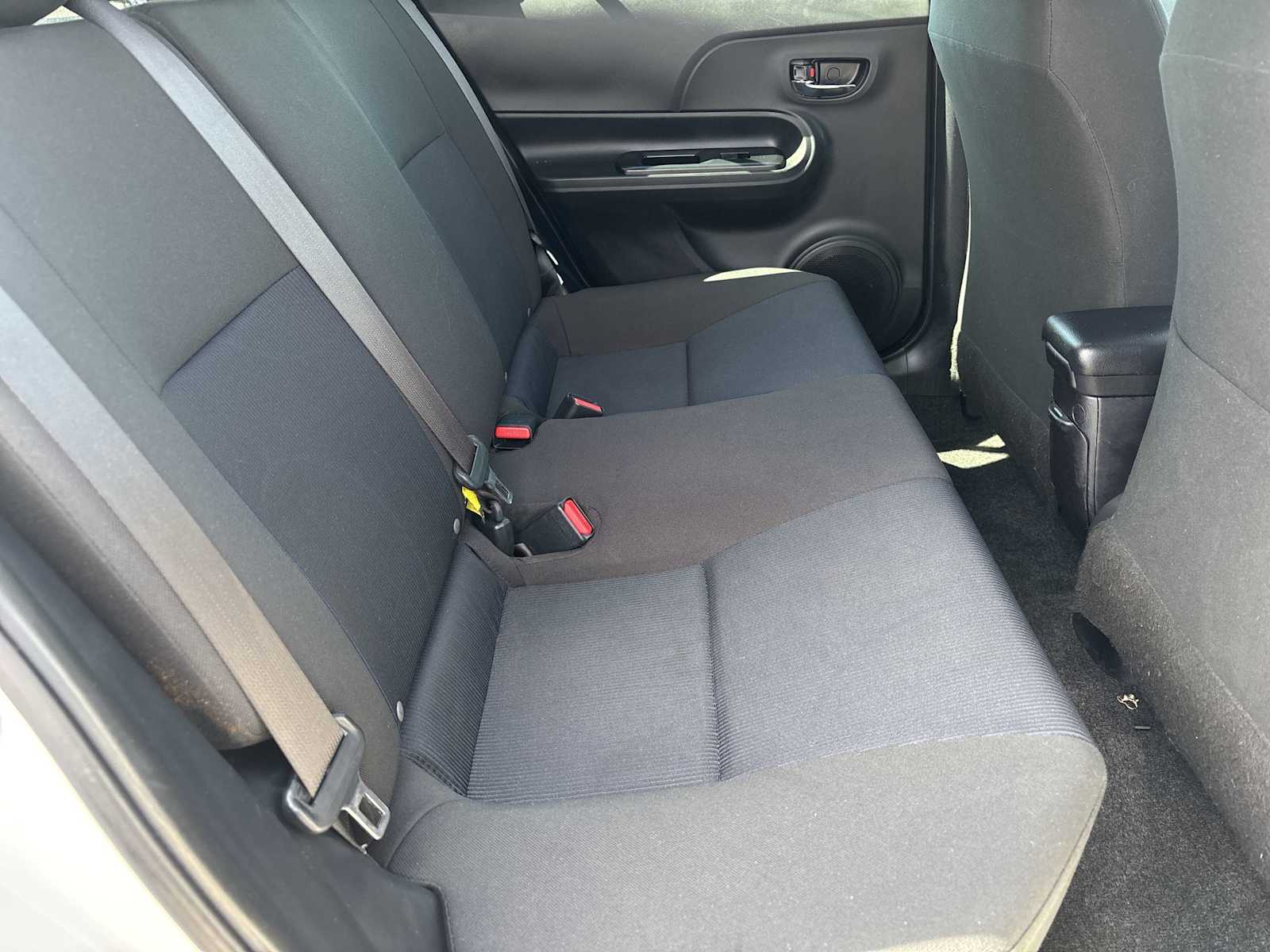 2015 Toyota Prius Four photo 16