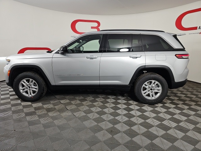 2025 Jeep Grand Cherokee Laredo Altitude photo 4