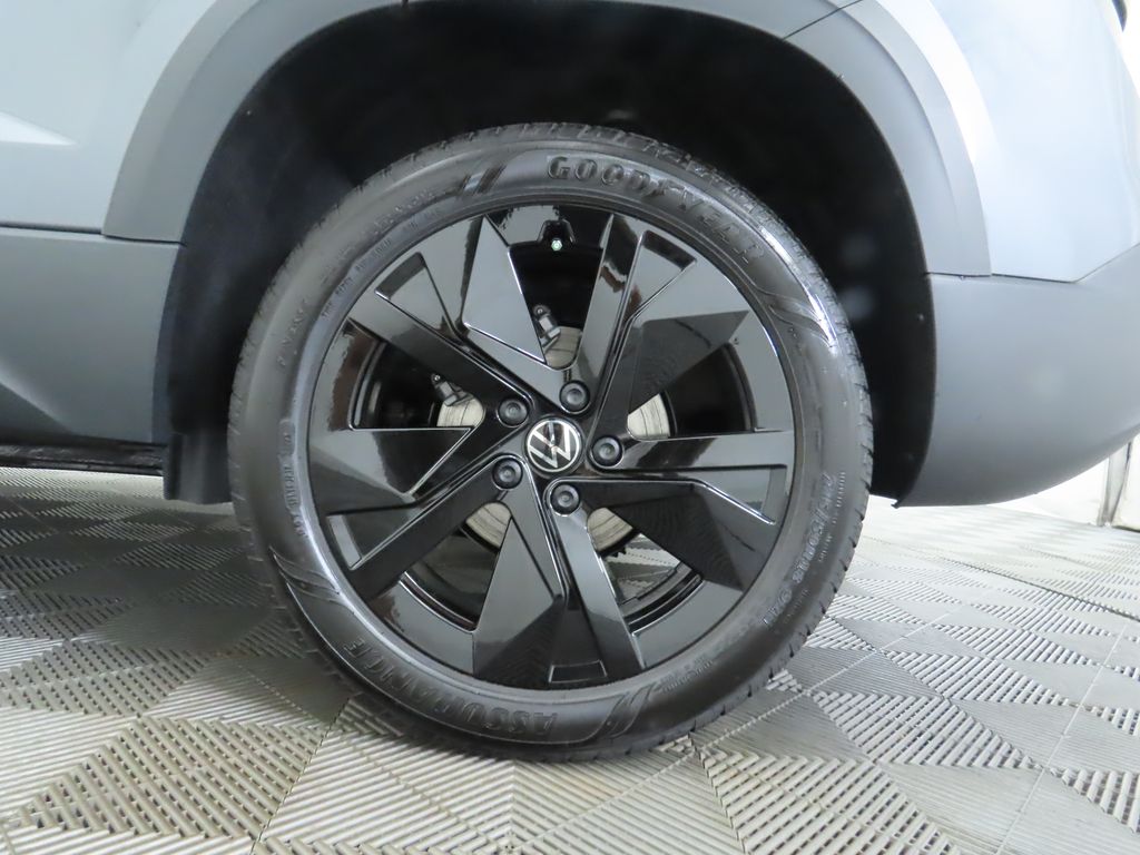 2025 Volkswagen Taos SE photo 30