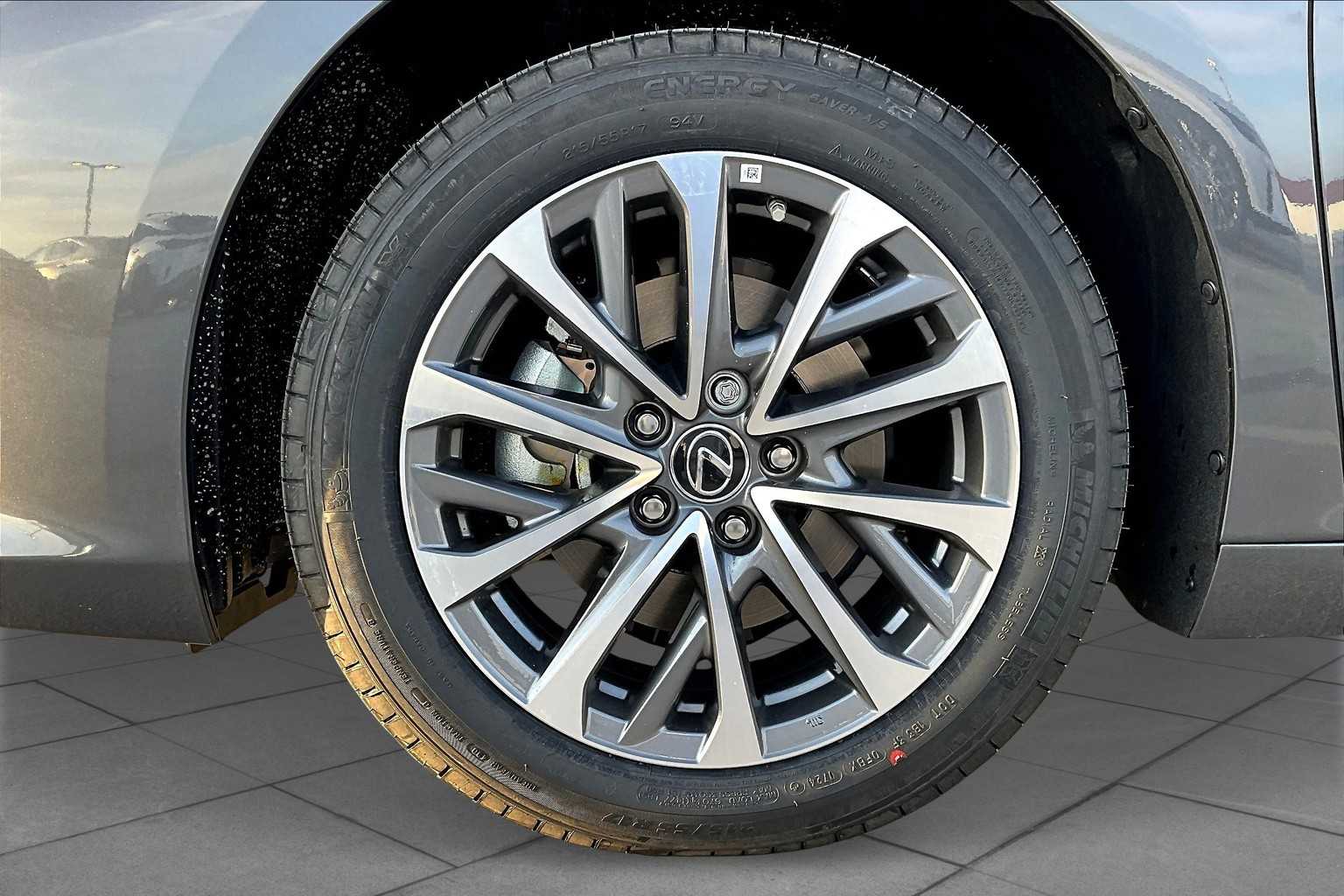 2025 Lexus ES 350 - Photo 9