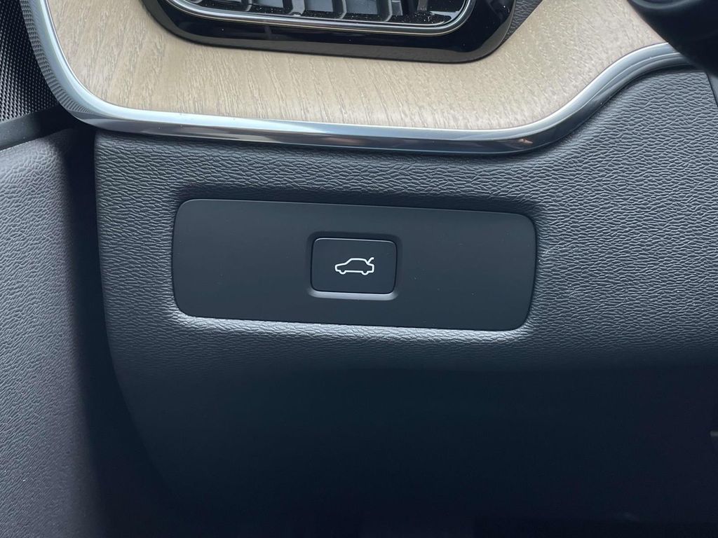 2026 Volvo XC60 B5 Core photo 10