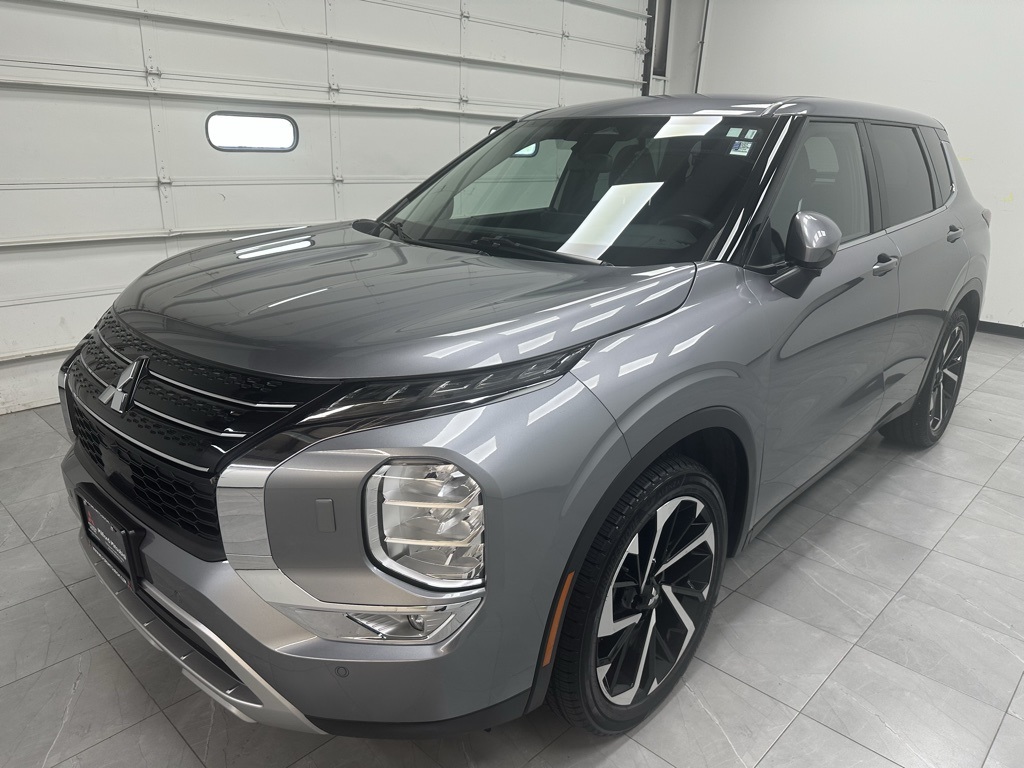 2023 Mitsubishi Outlander SE photo 2