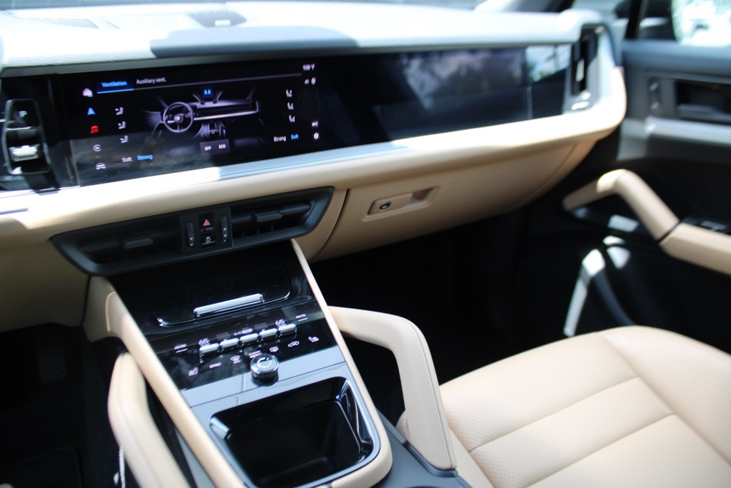 2025 Porsche Cayenne Base photo 19