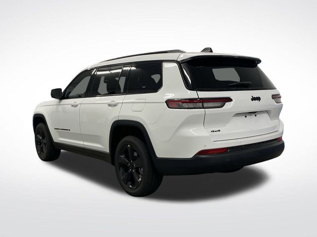 2025 Jeep Grand Cherokee Altitude photo 3
