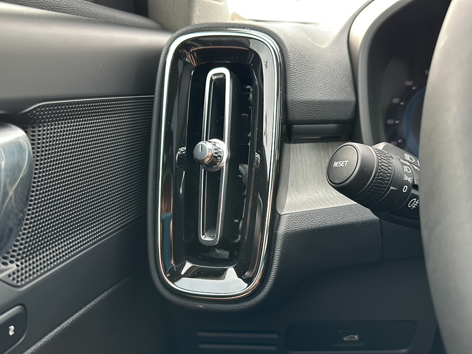 2025 Volvo XC40 AWD Plus photo 17