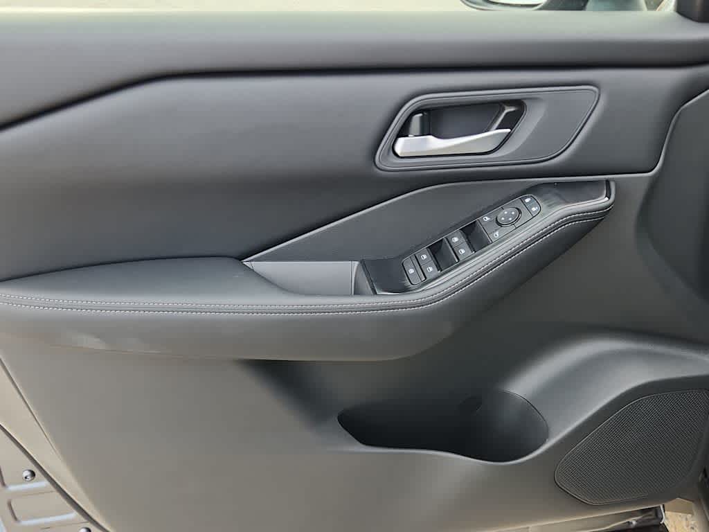 2026 Nissan Rogue SV photo 7