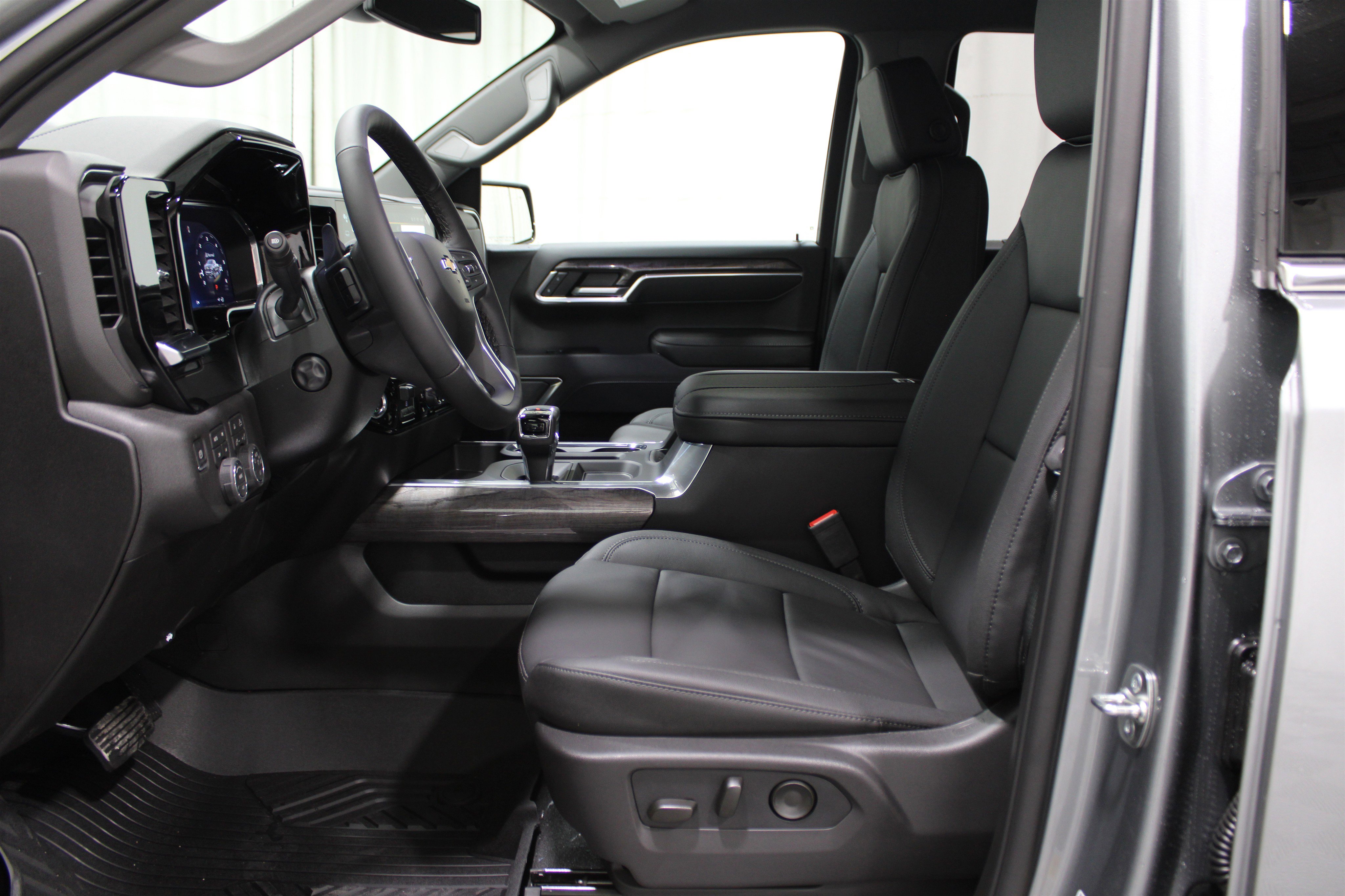 2026 Chevrolet Silverado 1500 LTZ photo 3