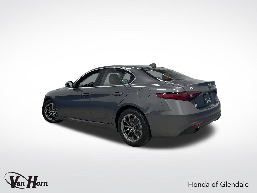 2018 Alfa Romeo Giulia Base photo 3