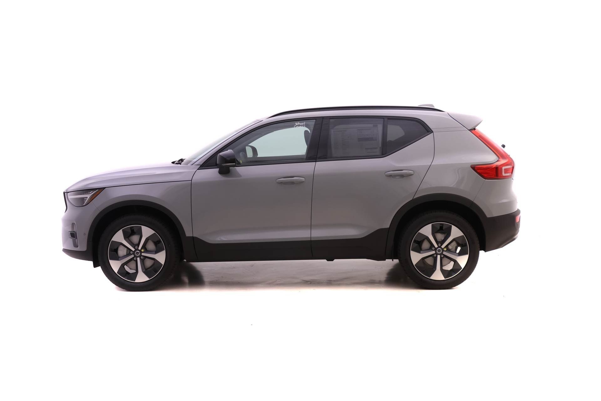 2026 Volvo XC40 Plus photo 3