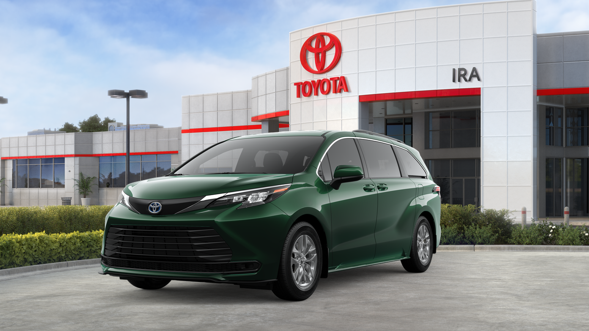 2025 Toyota Sienna LE's photo
