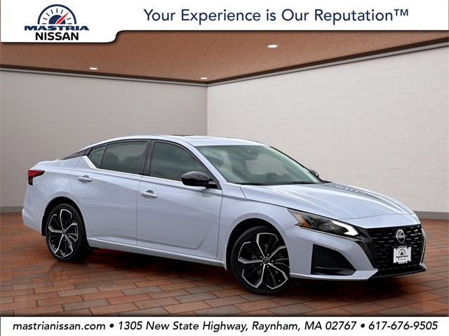 2023 Nissan Altima SR's photo