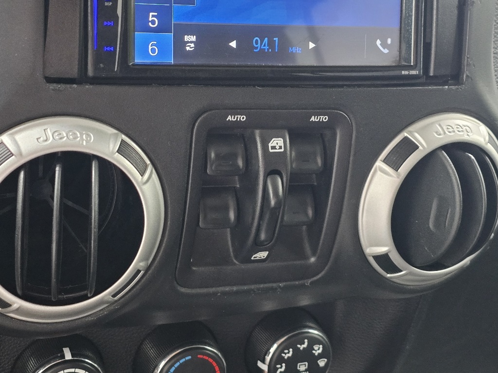 2016 Jeep Wrangler Unlimited Rubicon photo 16