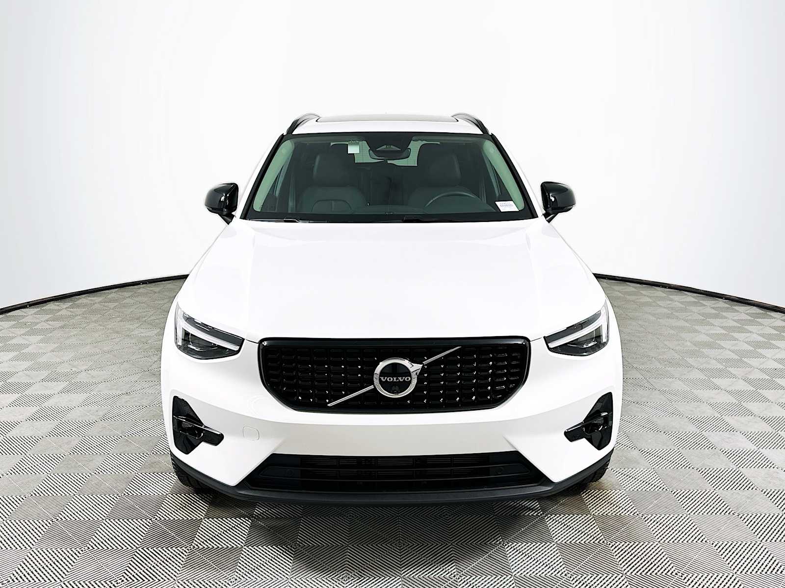2025 Volvo XC40 AWD photo 2