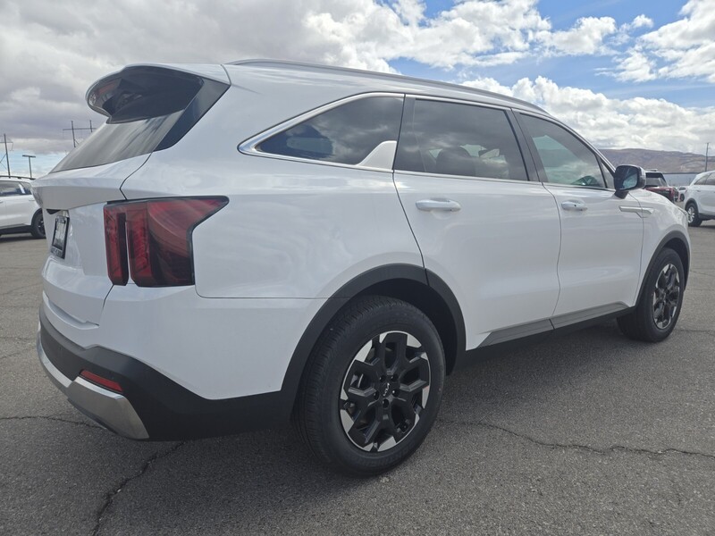 2025 Kia Sorento S photo 3