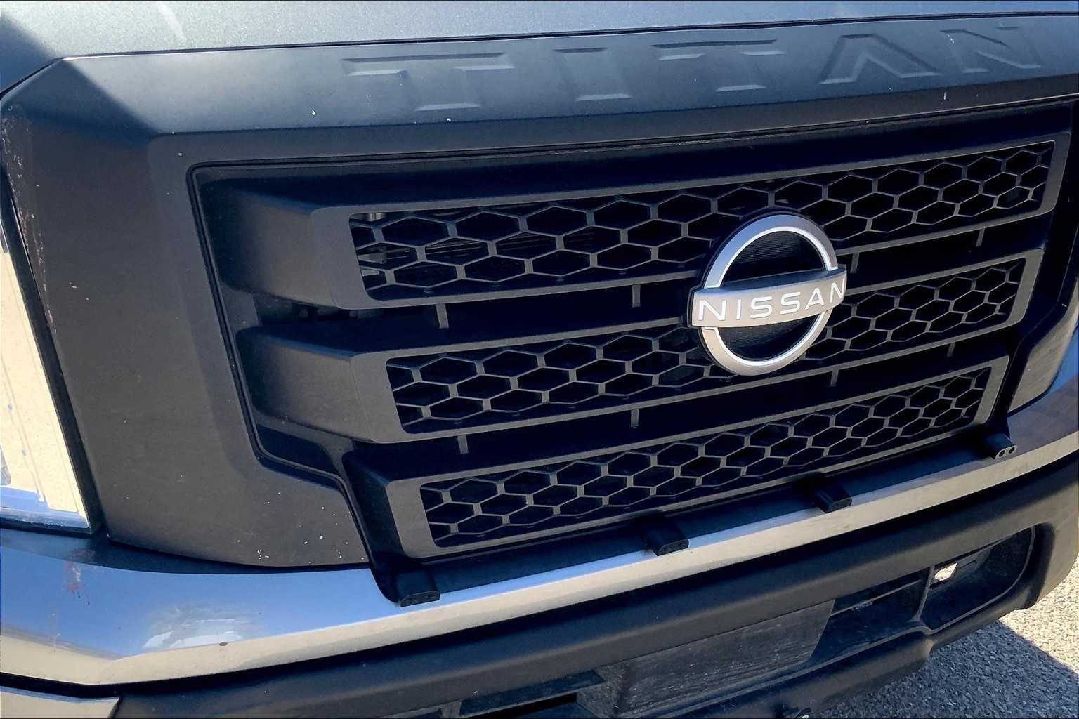 2023 Nissan Titan S Crew Cab photo 25
