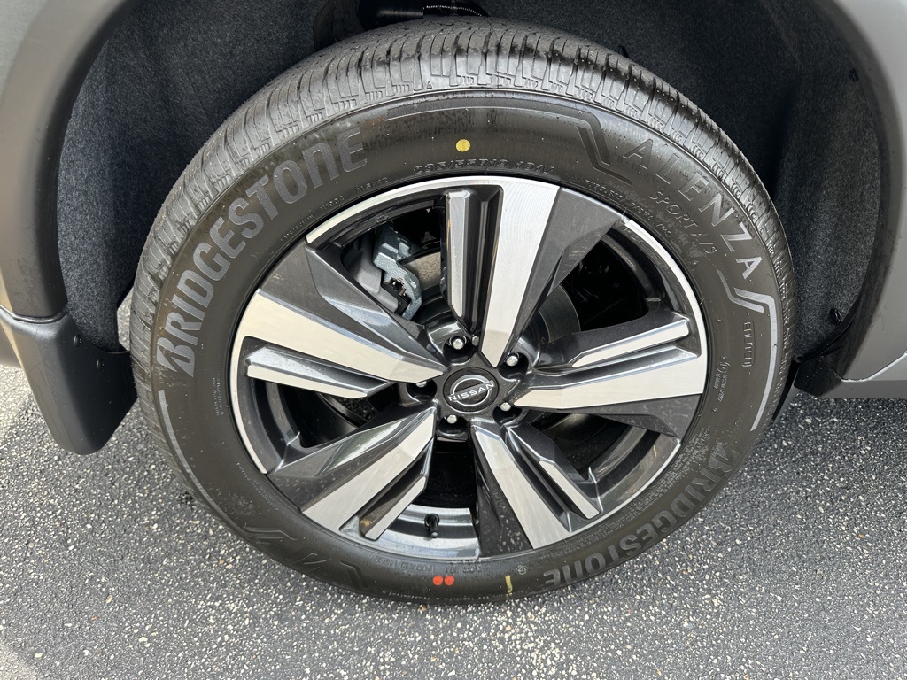 2025 Nissan Rogue SL photo 10