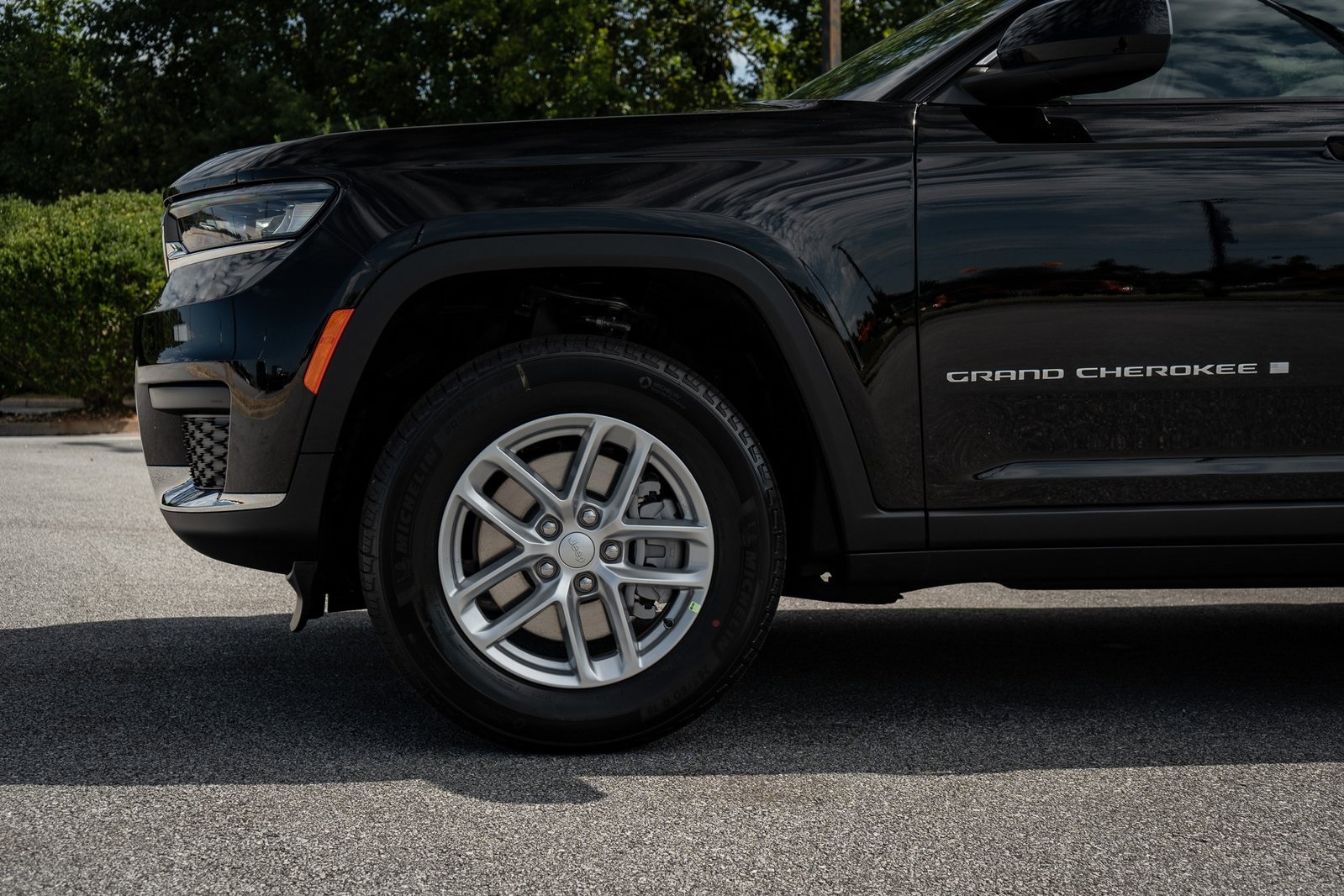 2025 Jeep Grand Cherokee Laredo Altitude photo 3