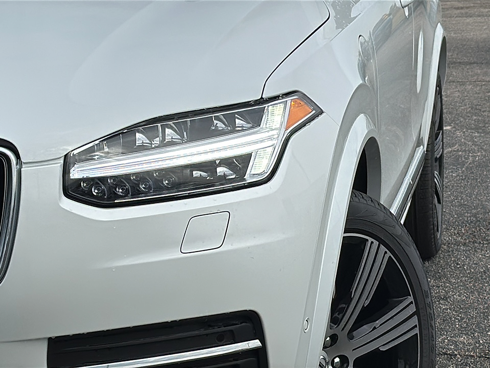 New 2025 Crystal White Volvo T8 Plus 7-Seater image 4