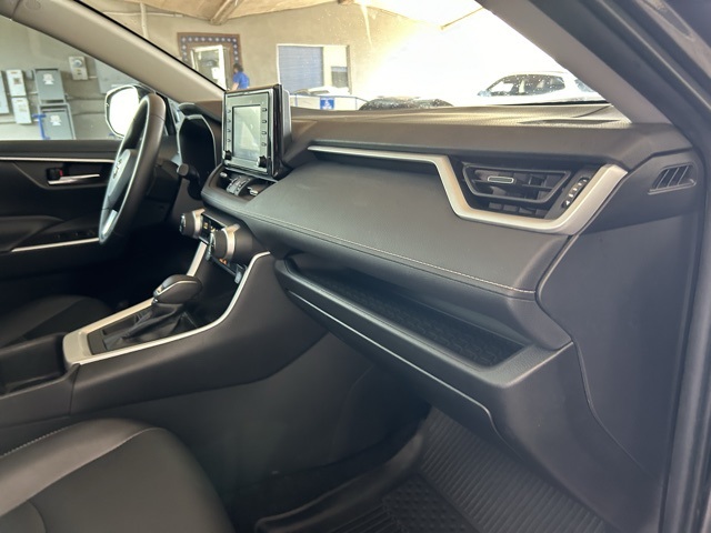 2022 Toyota RAV4 XLE Premium photo 14