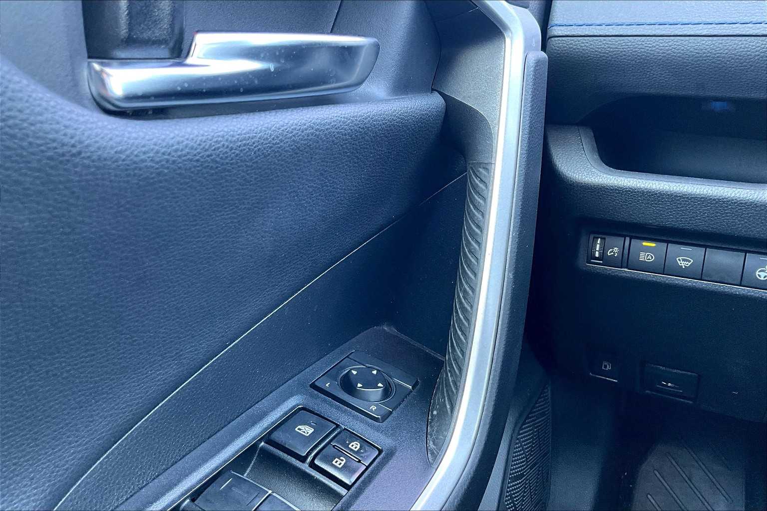 2021 Toyota RAV4 Hybrid XSE photo 28