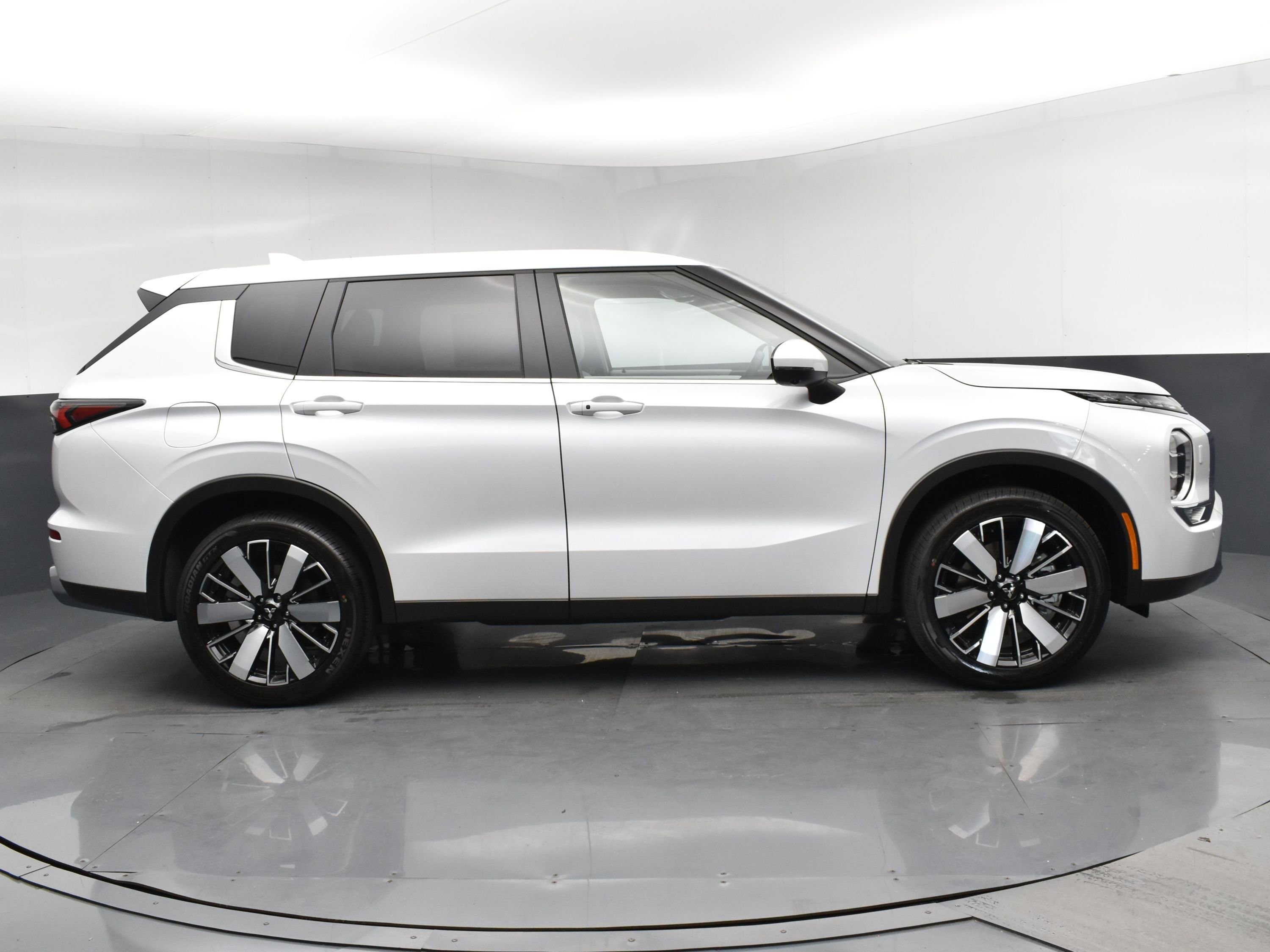 2025 Mitsubishi Outlander SE photo 3