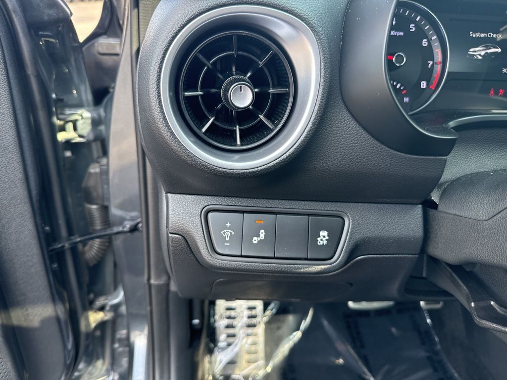 2023 Kia Forte GT-Line photo 17