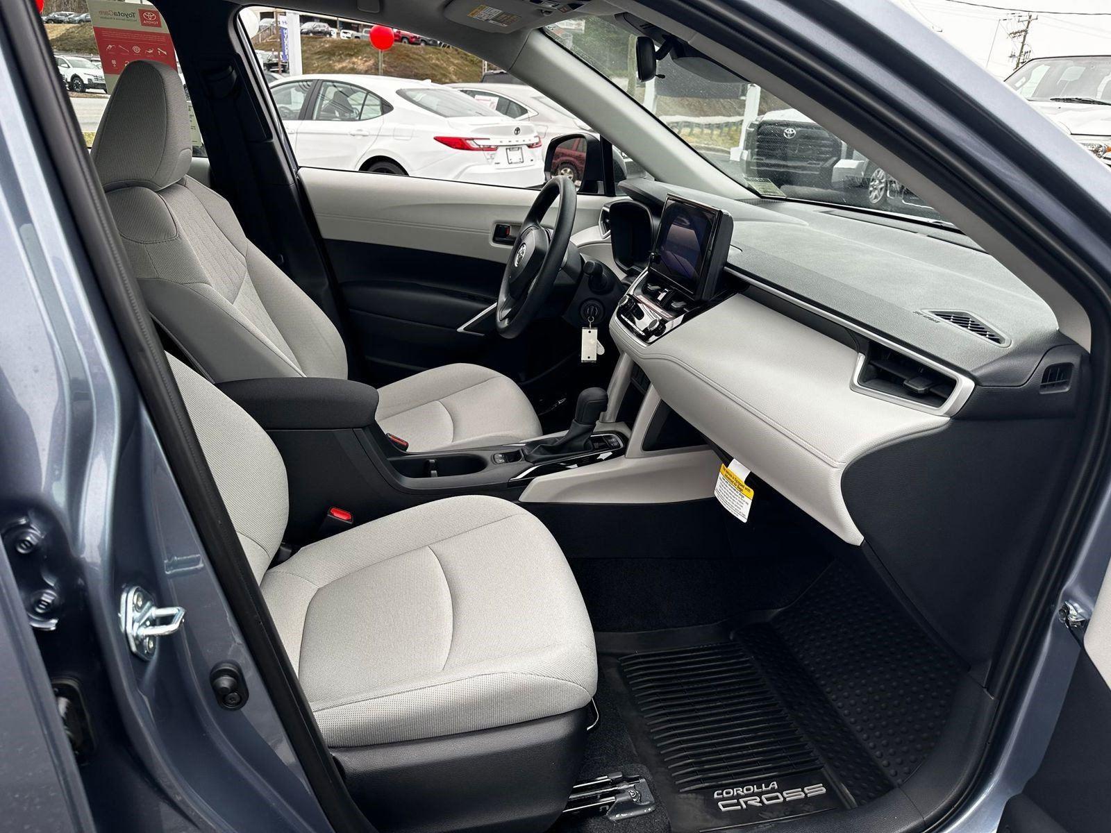 2025 Toyota Corolla Cross L photo 29