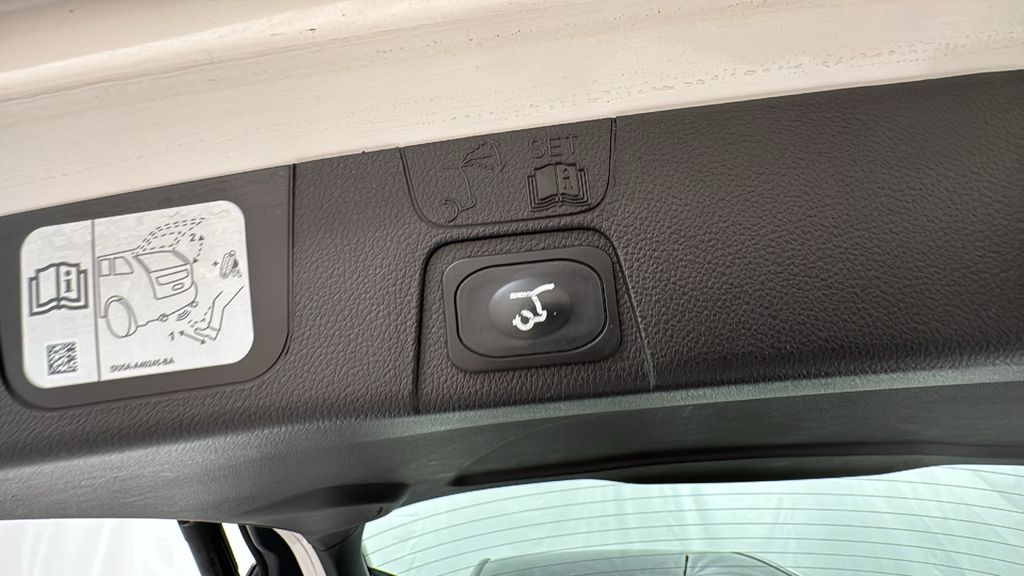 2014 Ford C-Max Hybrid SEL photo 15