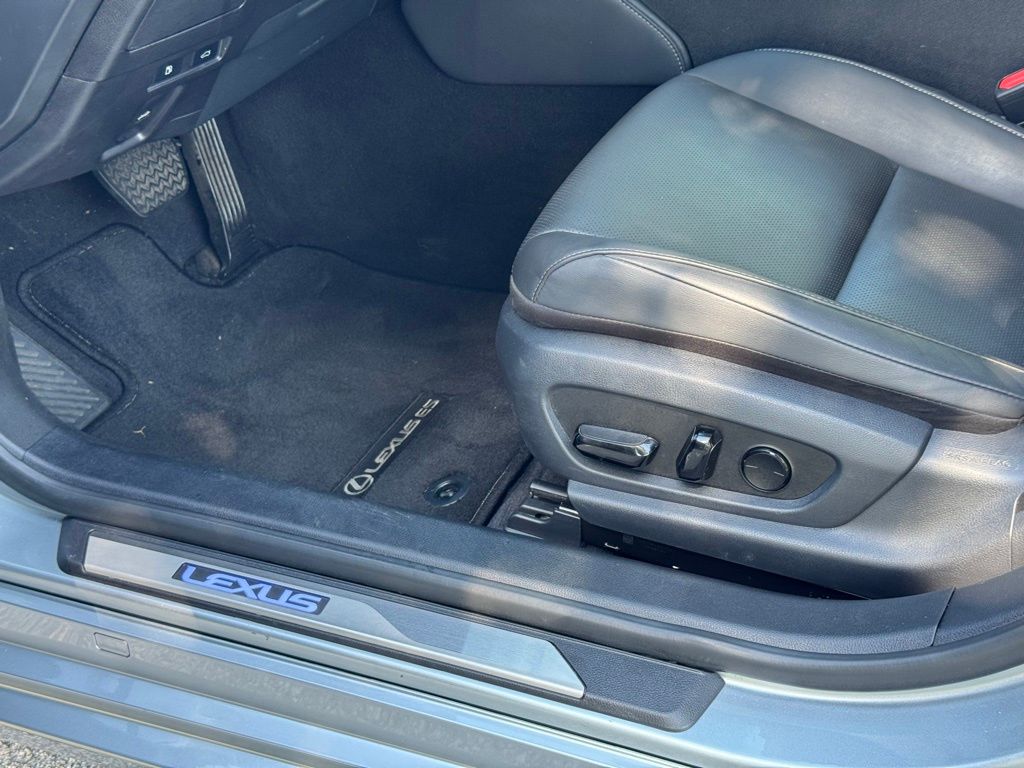 2023 Lexus ES 300h photo 19