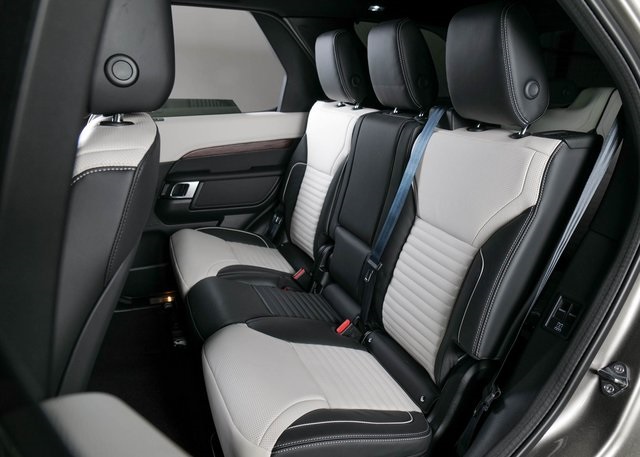 2024 Land Rover Discovery SE photo 4