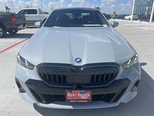 2026 Bmw 550e xDrive photo 2