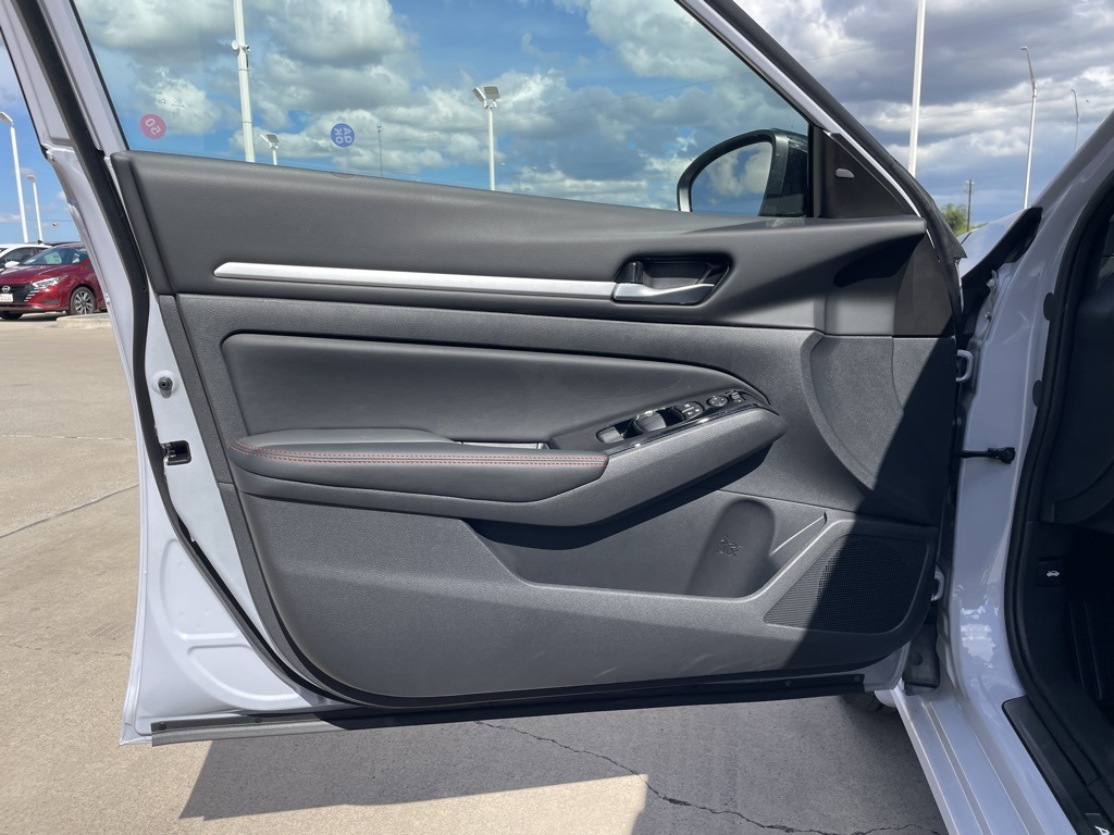 2025 Nissan Altima SR photo 12