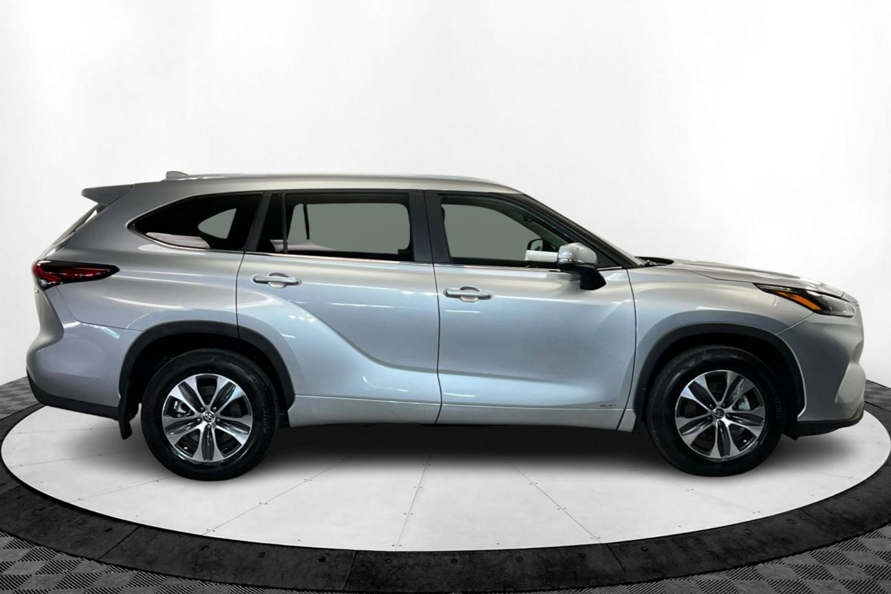 2024 Toyota Highlander Hybrid XLE photo 6