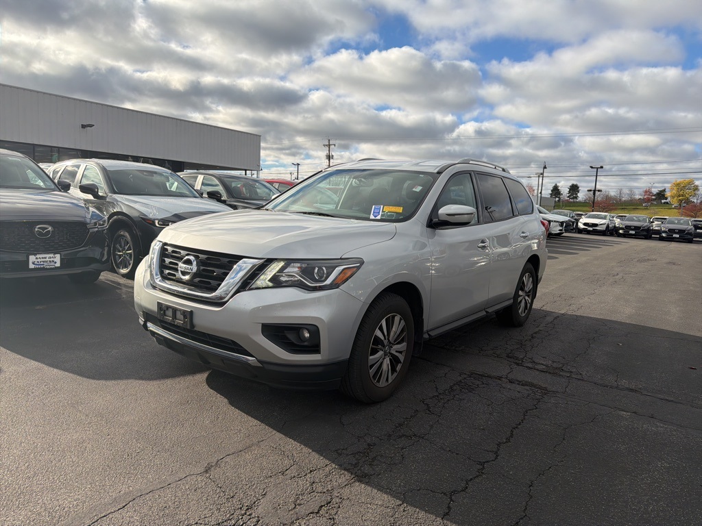 2019 Nissan Pathfinder SV photo 2