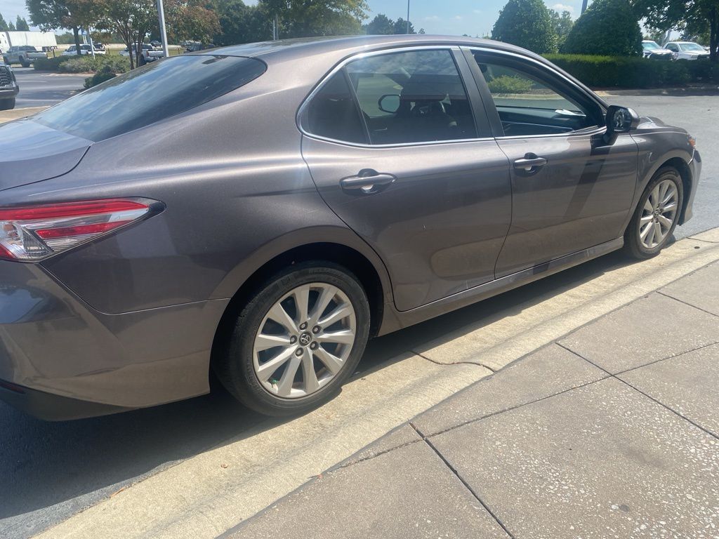 2018 Toyota Camry SE photo 2