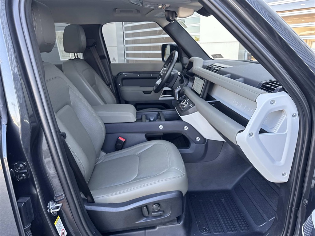 2023 Land Rover Defender 110 S photo 9